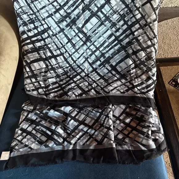 Vera Bradley Abstract Black and Gray Patterned Scarf Wrap New Condition - Picture 2 of 5